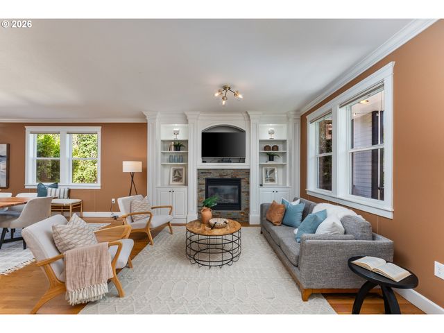 4624 Se TAYLOR St, Portland, OR 97215