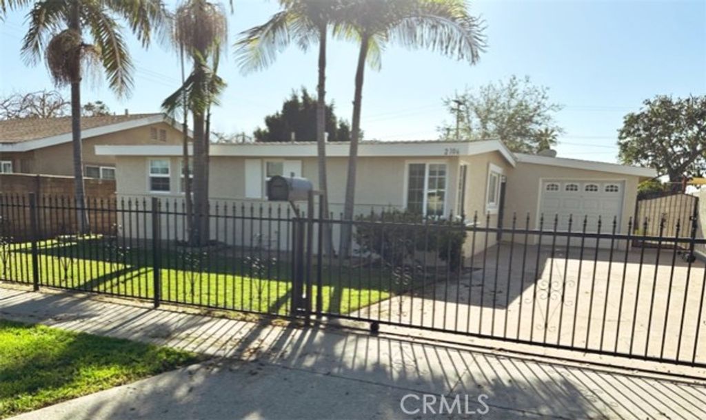 2106 W 9th Street, Santa Ana, CA 92703