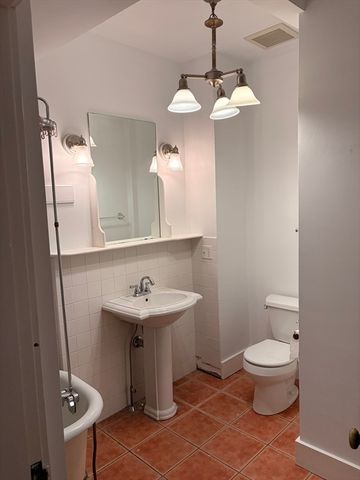 15 Beacon St 1, Somerville, MA 02143