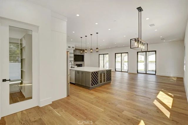 5520 Woodlake, Woodland Hills, CA 91367