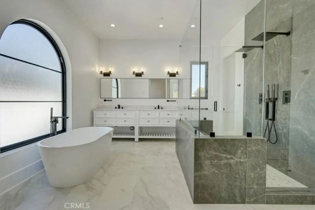5520 Woodlake, Woodland Hills, CA 91367