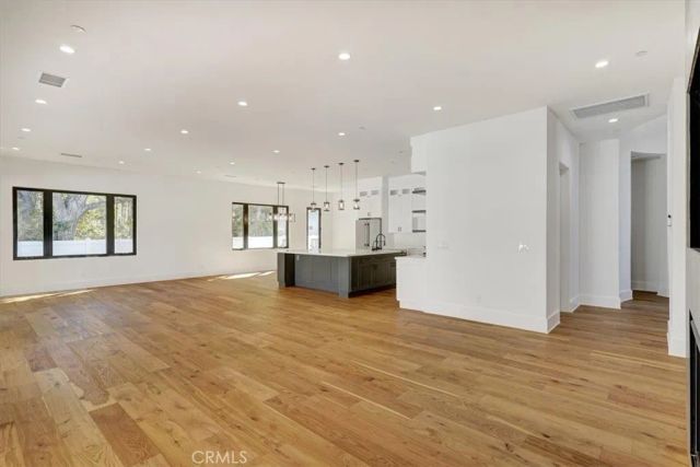 5520 Woodlake, Woodland Hills, CA 91367