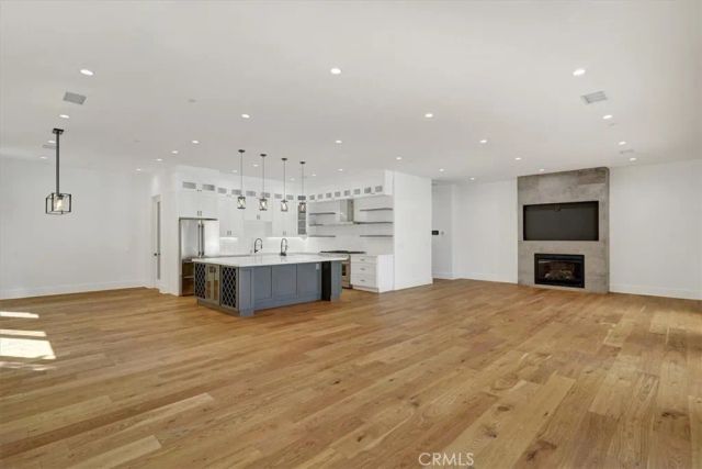 5520 Woodlake, Woodland Hills, CA 91367