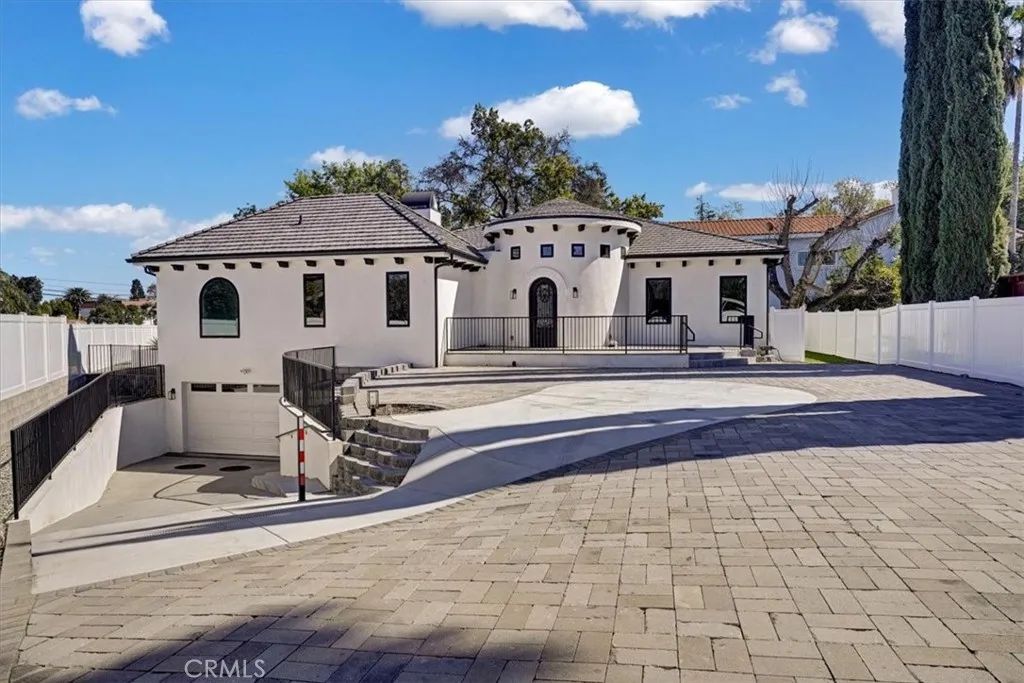 5520 Woodlake, Woodland Hills, CA 91367