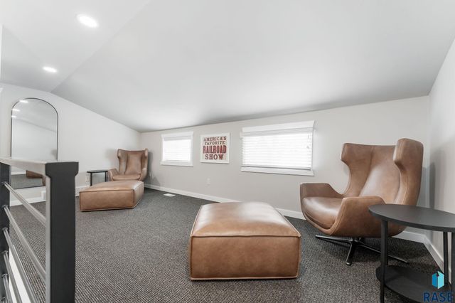 1205 S 7th Ave Avenue, Sioux Falls, SD 57105