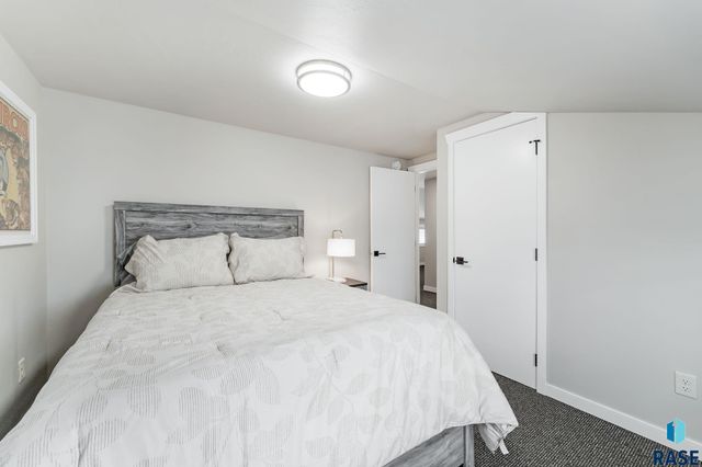 1205 S 7th Ave Avenue, Sioux Falls, SD 57105