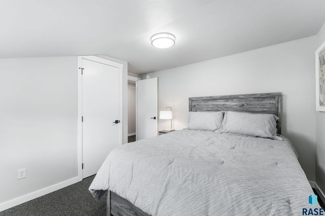 1205 S 7th Ave Avenue, Sioux Falls, SD 57105