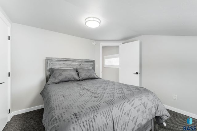 1205 S 7th Ave Avenue, Sioux Falls, SD 57105