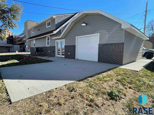 1205 S 7th Ave Avenue, Sioux Falls, SD 57105