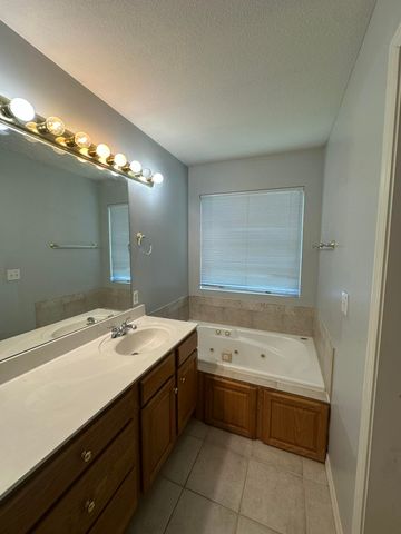 2302 WINDSTONE DR, Columbia, MO 65201