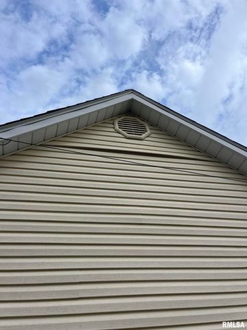 517 W Barnett Street, Harrisburg, IL 62946