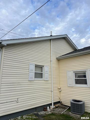 517 W Barnett Street, Harrisburg, IL 62946