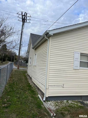 517 W Barnett Street, Harrisburg, IL 62946