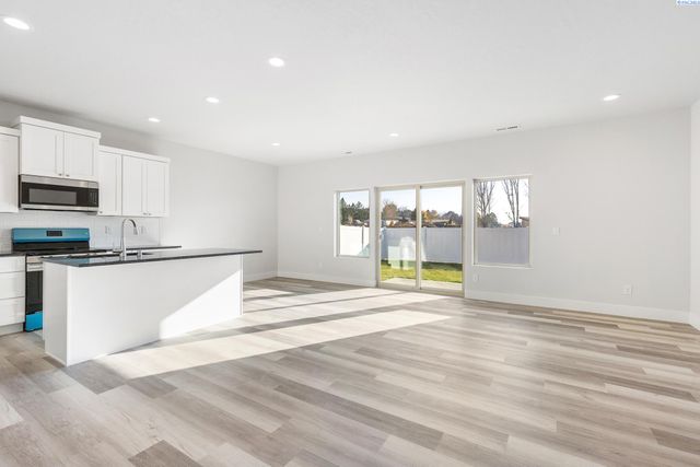 7581 Grapevine Ct, West Richland, WA 99353