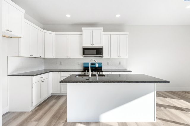 7581 Grapevine Ct, West Richland, WA 99353