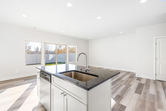 7581 Grapevine Ct, West Richland, WA 99353