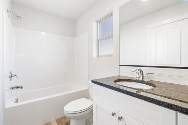 7581 Grapevine Ct, West Richland, WA 99353