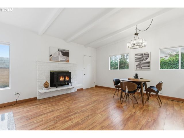 8456 Sw CANYON Dr, Portland, OR 97225