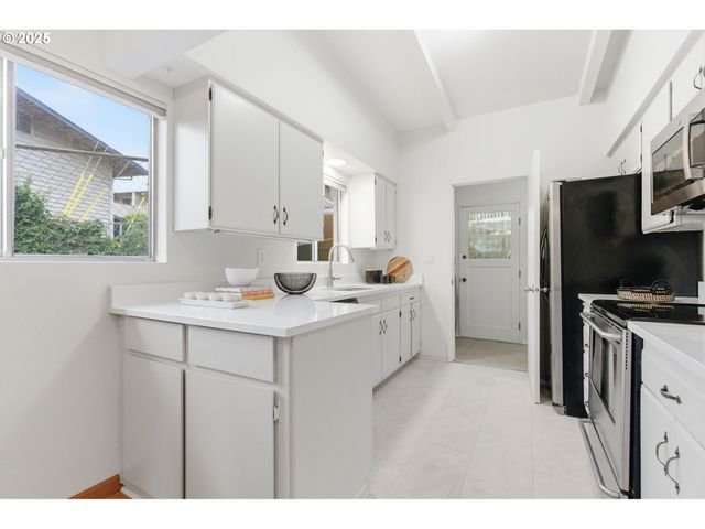 8456 Sw CANYON Dr, Portland, OR 97225