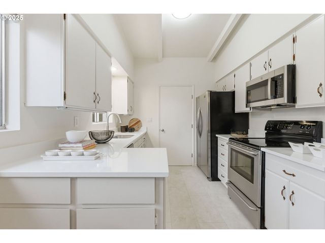 8456 Sw CANYON Dr, Portland, OR 97225