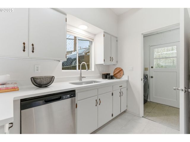 8456 Sw CANYON Dr, Portland, OR 97225