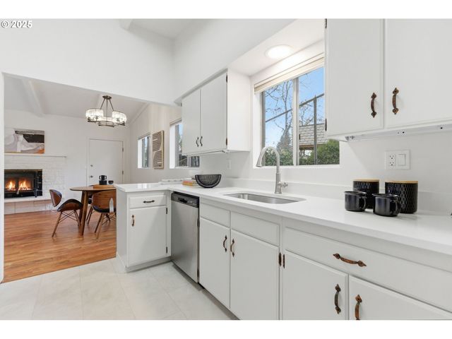 8456 Sw CANYON Dr, Portland, OR 97225