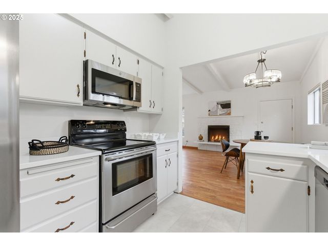 8456 Sw CANYON Dr, Portland, OR 97225