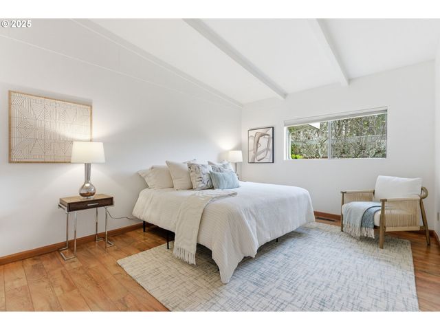 8456 Sw CANYON Dr, Portland, OR 97225