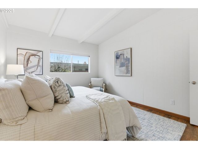 8456 Sw CANYON Dr, Portland, OR 97225