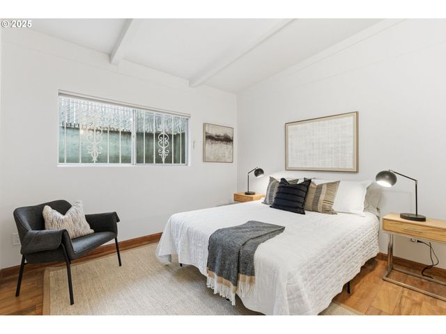 8456 Sw CANYON Dr, Portland, OR 97225