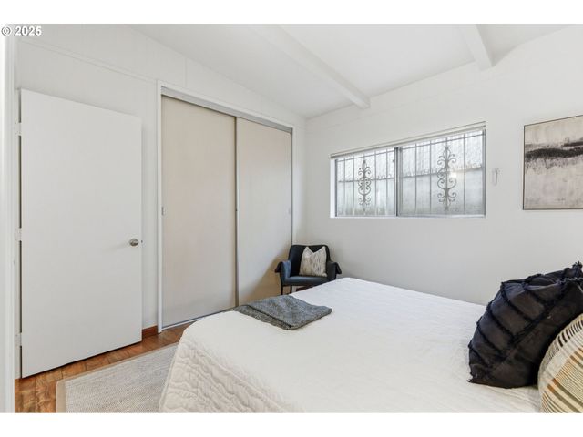 8456 Sw CANYON Dr, Portland, OR 97225