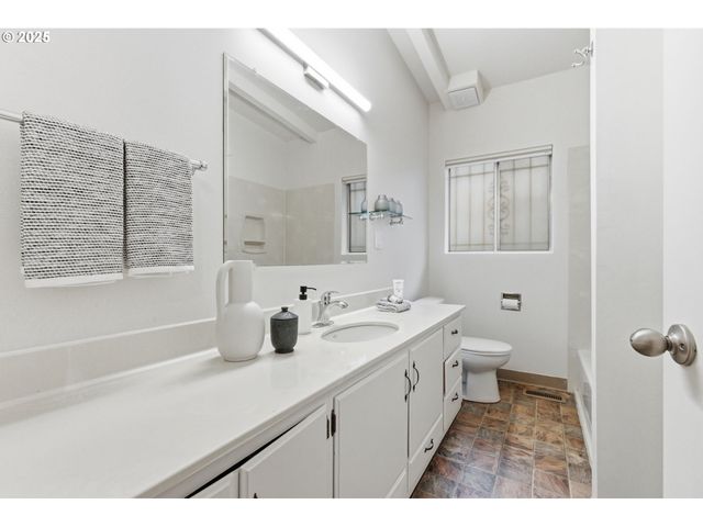 8456 Sw CANYON Dr, Portland, OR 97225