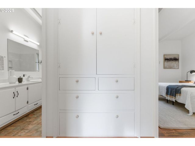 8456 Sw CANYON Dr, Portland, OR 97225