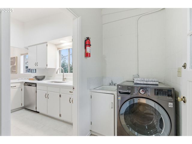 8456 Sw CANYON Dr, Portland, OR 97225