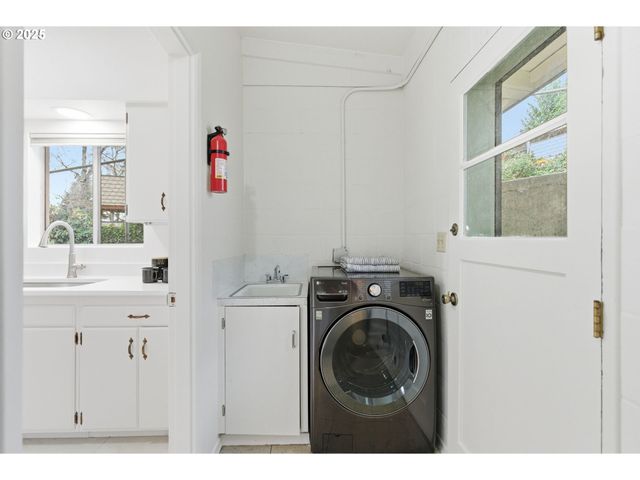 8456 Sw CANYON Dr, Portland, OR 97225