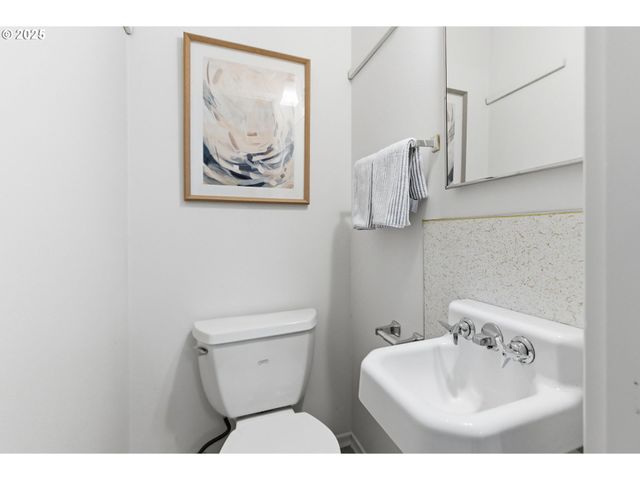 8456 Sw CANYON Dr, Portland, OR 97225