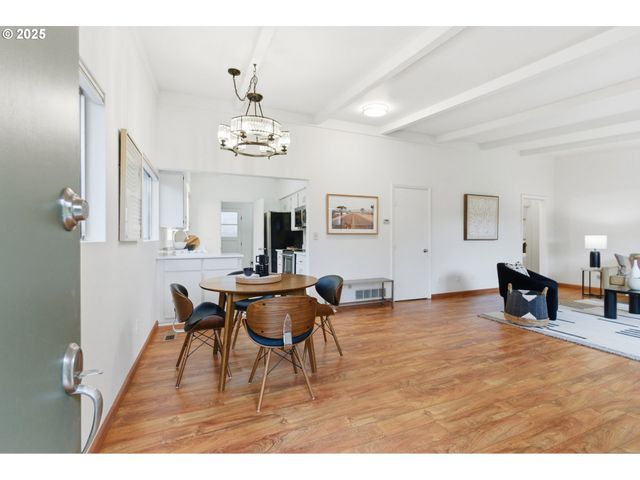 8456 Sw CANYON Dr, Portland, OR 97225