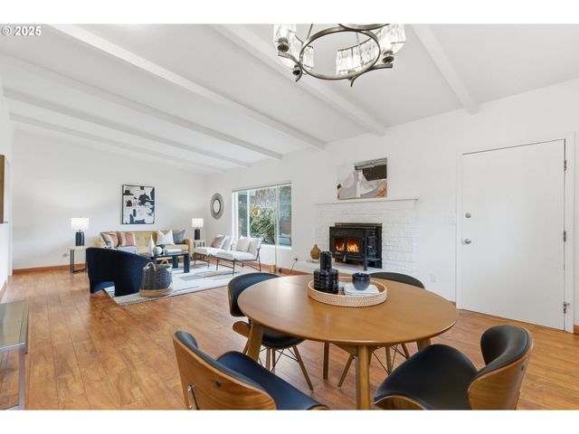 8456 Sw CANYON Dr, Portland, OR 97225