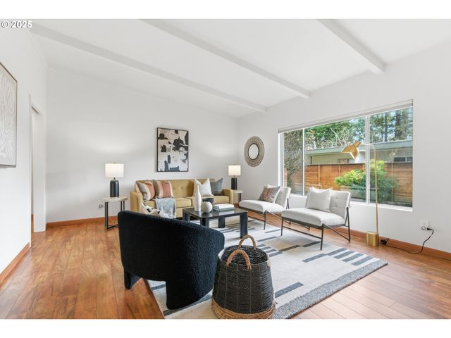 8456 Sw CANYON Dr, Portland, OR 97225