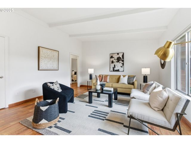 8456 Sw CANYON Dr, Portland, OR 97225