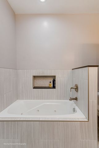 522 N Armour Street 1, Chicago, IL 60642