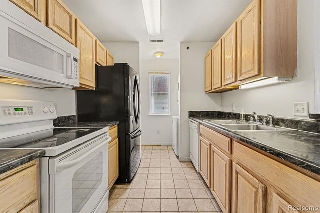 858 Amanda Lane, Pontiac, MI 48340