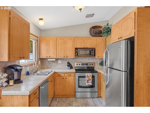 1525 WILLAMETTE FALLS Dr, West Linn, OR 97068