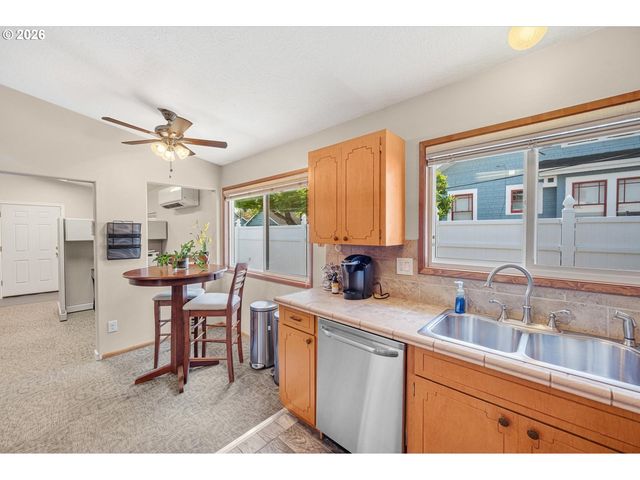 1525 WILLAMETTE FALLS Dr, West Linn, OR 97068