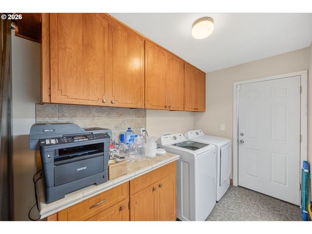 1525 WILLAMETTE FALLS Dr, West Linn, OR 97068