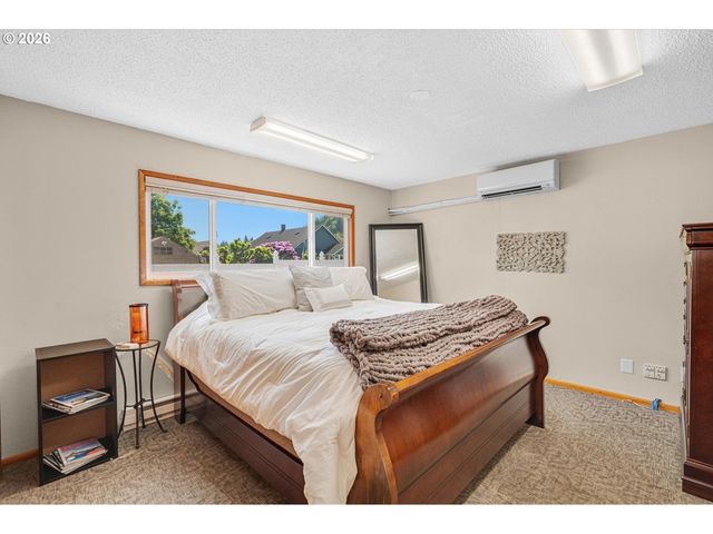 1525 WILLAMETTE FALLS Dr, West Linn, OR 97068