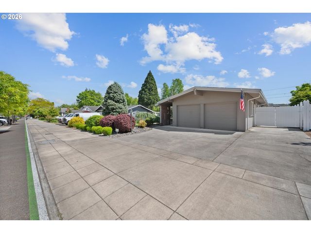 1525 WILLAMETTE FALLS Dr, West Linn, OR 97068