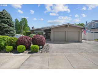 1525 WILLAMETTE FALLS Dr, West Linn, OR 97068
