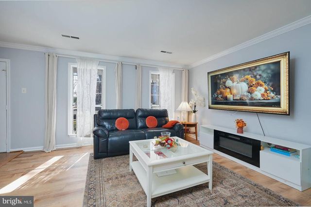 5876 PONTIAC DR, Woodbridge, VA 22193