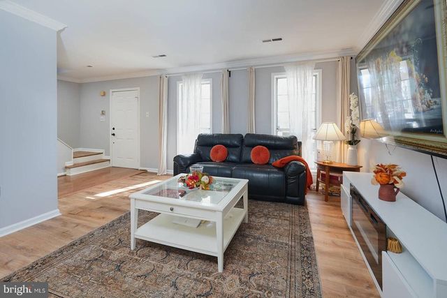 5876 PONTIAC DR, Woodbridge, VA 22193